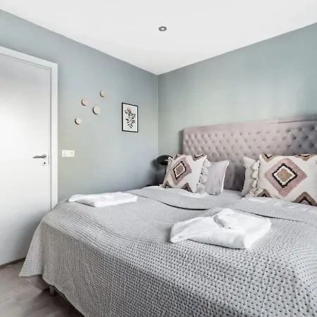 Center, King Bed, 65