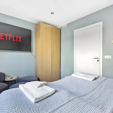 Center, King Bed, 65